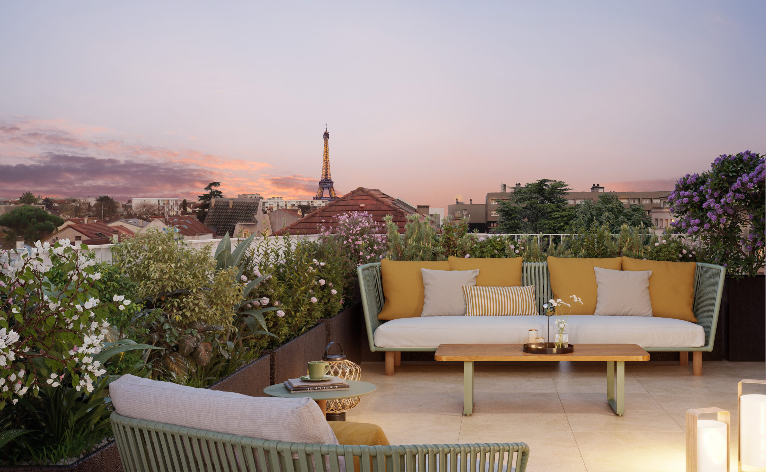 Terrasse d’appartement aménagée à Rueil-Malmaison, avec salon extérieur, végétation abondante et vue sur la tour Eiffel au coucher du soleil.